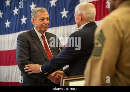 Pensionierte Generalmajor John bewundern (rechts) Handschlag pensionierte Maj. Edward F. Wright (links) an der Portland, Erz, Feb 1, 2019. Wright wurde die Medaille für seine Aktionen am 12.08.21, 1967, vergeben, wenn er eine Eingreiftruppe gegen die Nordvietnamesen Kräfte, hatten eine Armee Konvoi in einen Hinterhalt geraten und nach unten Relief kraft seines Unternehmens Commander festgesteckt geführt. Während der intensiven feindlichem Feuer, Wrights taktischen Fähigkeiten und Platzierung von Feuer ausgesetzt, seine Kraft zu stetig voraus und Rettung der belagerten Soldaten und Marines aktiviert. Wright war ein Leutnant mit Lima Company, 3.BATAILLON, 3. Marine Regiment i Stockfoto