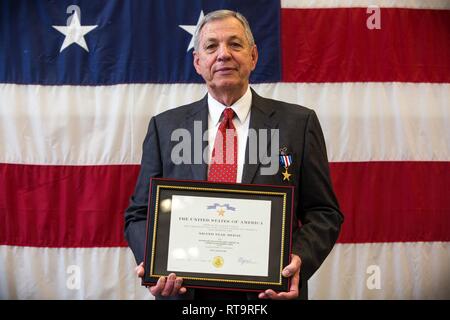 Pensionierte Maj. Edward F. Wright erhält einen silbernen Stern Medaille an Portland, Erz, Feb 1, 2019. Wright wurde die Medaille für seine Aktionen am 12.08.21, 1967, vergeben, wenn er eine Eingreiftruppe gegen die Nordvietnamesen Kräfte, hatten eine Armee Konvoi in einen Hinterhalt geraten und nach unten Relief kraft seines Unternehmens Commander festgesteckt geführt. Während der intensiven feindlichem Feuer, Wrights taktischen Fähigkeiten und Platzierung von Feuer ausgesetzt, seine Kraft zu stetig voraus und Rettung der belagerten Soldaten und Marines aktiviert. Wright war ein Leutnant mit Lima Company, 3.BATAILLON, 3. Marine Regiment in der Republik Vietnam ein Stockfoto