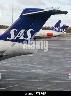 Tailed fin zu SAS-Flugzeuge auf Zeile am Flughafen Arlanda Stockholm Schweden Stockfoto