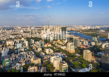 Ansicht von oben Antenne 2 Bezirk Mitte Blick von Rach Chiec Brücke, Ho Chi Minh City, Vietnam. Mit der Entwicklung Gebäude, Transport Stockfoto