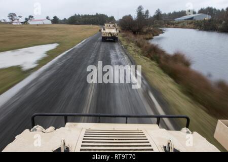 Oklahoma Army National Guard Soldaten in High-Mobility Multipurpose Radfahrzeuge (Hmmwv), mit 1 Platoon, 1186Th Military Police Company, 821St Truppe Befehl Bataillon, Konvois zu ihrem Ziel im Camp Rilea Streitkräfte Training Center in Troy, Michigan, am 1. Februar 2019. Der 1186Th Military Police Company, in Salem, Oregon, trat ihre Loslösung von Hood River militärische Operationen in urbanem Gelände zu leiten (mout). (Oklahoma Army National Guard Stockfoto