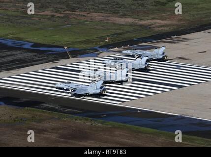 Vier F/A-18 Hornissen mit Marine Fighter Attack Squadron (Vmfa) 314, Marine Aircraft Group (MAG) 11, Stadium während eines MAG-11 Übung, die mehr als 30 Flugzeuge im Marine Corps Air Station Miramar, Calif., Feb 1 enthalten. MAG-11 durchgeführt Diese Schulung seiner realen Fähigkeiten zu trainieren. Übungen wie diese geben realistische, relevante Fortbildung, die erforderlich ist, um 3. MAW zu "reparieren, Fliegen und Kämpfen" als größte Flugzeug Flügel das Marine Corps" und sichert die Einheit zur Bekämpfung bleibt - bereit, Interoperabilität, ausführbares kurzfristig, und tödlich, wenn sie in Aktion aufgerufen. Stockfoto