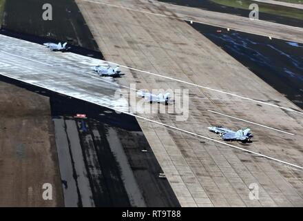 Vier F/A-18 Hornissen mit Marine Fighter Attack Training Squadron (VMFAT) 101, Marine Aircraft Group (MAG) 11, Stadium während eines MAG-11 Übung, die mehr als 30 Flugzeuge im Marine Corps Air Station Miramar, Calif., Feb 1 enthalten. MAG-11 durchgeführt Diese Schulung seiner realen Fähigkeiten zu trainieren. Übungen wie diese geben realistische, relevante Fortbildung, die erforderlich ist, um 3. MAW zu "reparieren, Fliegen und Kämpfen" als größte Flugzeug Flügel das Marine Corps" und sichert die Einheit zur Bekämpfung bleibt - bereit, Interoperabilität, ausführbares kurzfristig, und tödlich, wenn sie in Aktion aufgerufen. Stockfoto