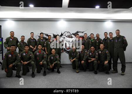 Us Air Force F-16 Fighting Falcon Piloten stellen neben Philippinische Luftwaffe FA-50 Piloten während der Bilateralen Luft bedingten Exchange-Philippines (BACE-P) im Cesar Basa Air Base, Philippinen, Feb 1, 2019. Flieger aus den USA und den Philippinen Luftwaffen markiert den erfolgreichen Abschluss der 12 Tage der bilateralen Training und die gegenseitige Zusammenarbeit während der siebenten Iteration von BACE-S. Stockfoto