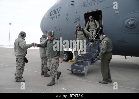 Us Air Force Mitglieder der 119 Flügel gehen Sie die Schritte einer C-17 Flugzeuge auf den Flug in den Norden Air National Guard Base, Fargo, N.D., als sie nach Hause aus Übung Southern Strike 19 Feb 1, 2019 zurück. Southern Strike 19 ist eine Gesamtkraft, multi-Service Training bewirtet durch den Mississippi Air National Guard Combat Readiness Training Center in Gulfport, Fräulein, und Camp Shelby Joint Forces Training Center in der Nähe von morrisburg, Fräulein von Dez. 15 bis Jan. 30, 2019. Die Ausübung betont Luft-Luft-, Luft-Boden- und Sondereinsatzkräfte Ausbildungsmöglichkeiten. App Stockfoto