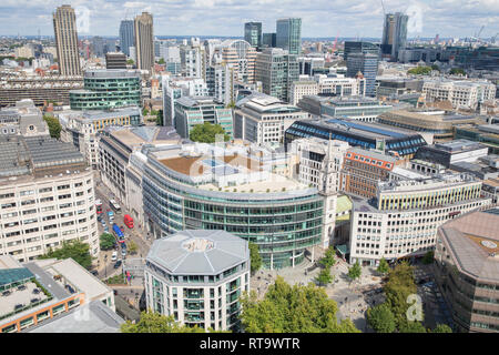 Blick auf cheapside von der Golden Gallery von St. Paul's Cathedral in London, England. Stockfoto