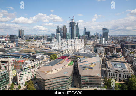 Ansicht der Stadt von London, als von der Golden Gallery von St. Paul's Cathedral. Eine neue Änderung wird im Vordergrund. Stockfoto