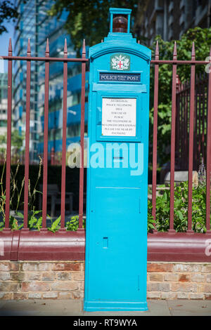 Eine stillgelegte Polizei öffentliche Post in der Nähe von Aldgate in London, England. Stockfoto