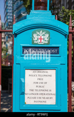 Eine stillgelegte Polizei öffentliche Post in der Nähe von Aldgate in London, England. Stockfoto