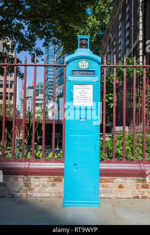 Eine stillgelegte Polizei öffentliche Post in der Nähe von Aldgate in London, England. Stockfoto