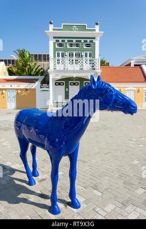 Paardenbaai Pferdeskulptur außerhalb des Nationalen Archäologischen Museum, die Schelpstraat, Oranjestad, Aruba, ABC-Inseln, Leeward Antillen, Karibik Stockfoto