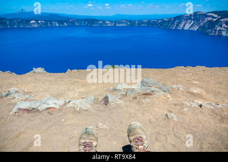 Wandern im malerischen Aussichtspunkt am Crater Lake in Klamath County Oregon. Stockfoto