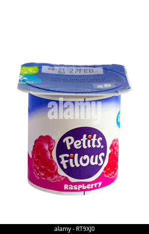 Topf von Yoplait Petits Filous Himbeere aromatisierter Joghurt auf weißem Hintergrund - griechischen Stil Obst Schichten - Joghurt Stockfoto