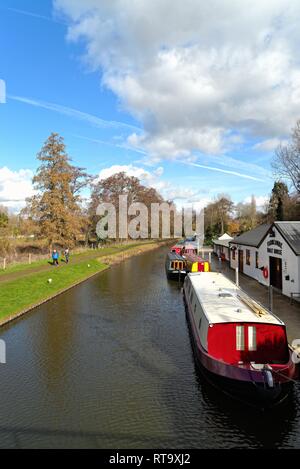 Der Fluss Wey Navigation in Godalming Surrey England Großbritannien Stockfoto