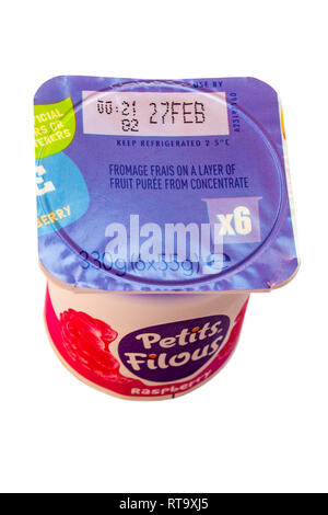 Topf von Yoplait Petits Filous Himbeere aromatisierter Joghurt auf weißem Hintergrund - griechischen Stil Obst Schichten - Joghurt Stockfoto