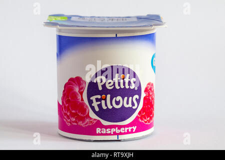 Topf von Yoplait Petits Filous Himbeere aromatisierter Joghurt auf weißem Hintergrund - griechischen Stil Obst Schichten - Joghurt Stockfoto