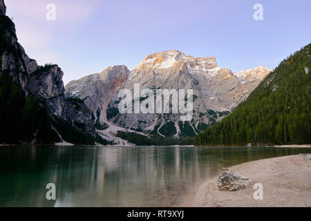 Lago di Braies und Sas dla Porta, Dolomiten, Südtirol, Italien. Stockfoto