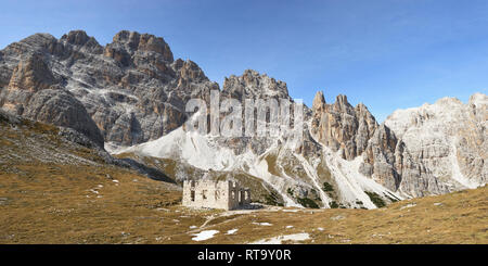 Die Ruine der Rifugio Popena auf Forcella de Popena mit dem Monte Cristallo Berg hinter der Gruppe, in der Nähe von Misurina, Dolomiten, Venetien, Italien Stockfoto