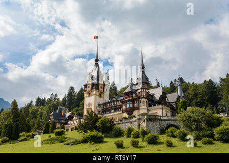 Schloss Peles und Ziergarten in Sinaia Wahrzeichen der Karpaten. Stockfoto