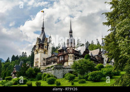 Schloss Peles und Ziergarten in Sinaia Wahrzeichen der Karpaten. Stockfoto