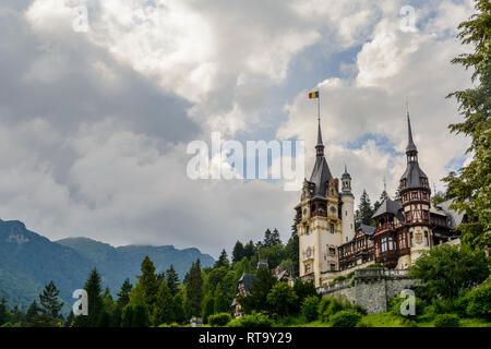 Schloss Peles und Ziergarten in Sinaia Wahrzeichen der Karpaten. Stockfoto