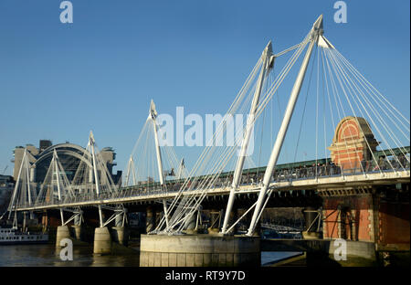 Hungerford Brücke, Fuß weg, Thames, London. Stockfoto