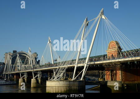 Hungerford Brücke, Fuß weg, Thames, London. Stockfoto