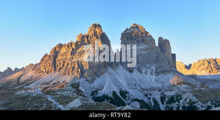 Der Tre Cime di Lavaredo, Misurina, Dolomiten, Venetien, Italien. Panoramablick Stockfoto