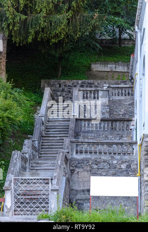 Wenig anschlagtafel vor eine große Treppe Stockfoto