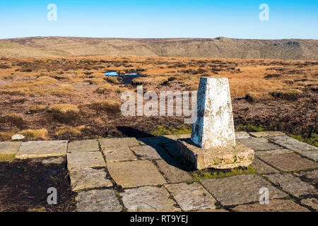 Die trigonometrischen Punkt auf Braun Knoll in der Nähe von Kinder Scout, Nationalpark Peak District, Derbyshire, Großbritannien Stockfoto