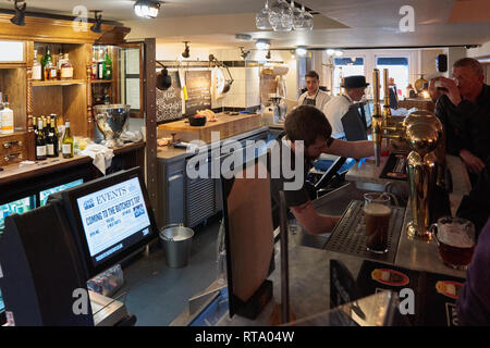 Die Metzger tippen. Küchenchef Tom Klerridge's einzigartige Boozer und traditionellen Fleischermeister shop in Marlow Stockfoto