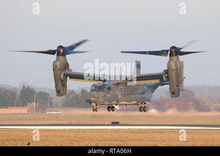 USAF CV-22B Osprey abfliegen und Klettern in der Dämmerung aus der RAF Mildenhall. Die 7 Special Operations Squadron ist der Europäische Betreiber des Art. Stockfoto