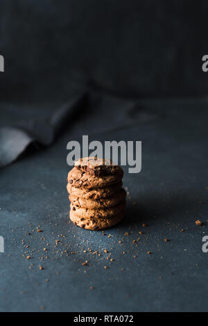 Chocolate Chips Cookies auf dunklem Hintergrund mit Lichthof und kopieren Raum Stockfoto