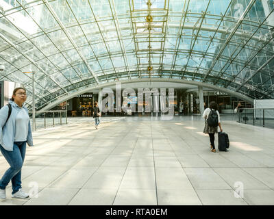 FRANKFURT, Deutschland - Aug 1, 2017: Eingang der Squaire Bürogebäude aus der "Halle des Frankfurter Flughafen Fernbahnhof gesehen Stockfoto