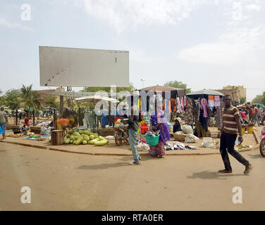 BAMAKO, MALI - Dec 19, 2016: Blick von der humanitären Fahrzeug eines generischen städtischer Markt Einkaufsstraße der Bamako mit Menschen auf der Straße zu verkaufen diverse Objekt und Gemüse Stockfoto
