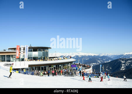 Kronplatz, Südtirol, Italien - Februar 15, 2019: die Menschen sie Skifahren und Sonnenbaden an Kronplatz Kronplatz in die verschneiten Dolomiten o Stockfoto