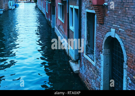 Straßen-Kanäle in Venedig in der Nacht Stockfoto