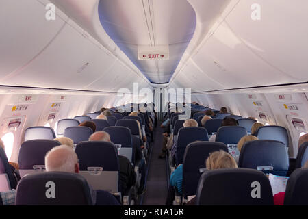 Ein Flugzeug mit Passagieren auf ihre Sitze Stockfoto