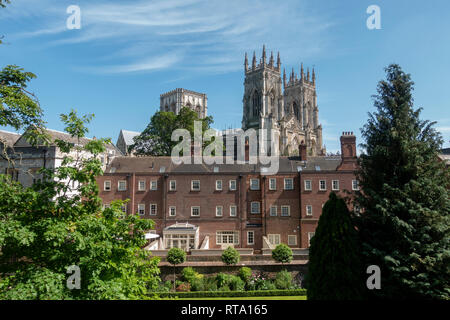 York Minster gesehen von den Stadtmauern, Stadt York, UK. Stockfoto