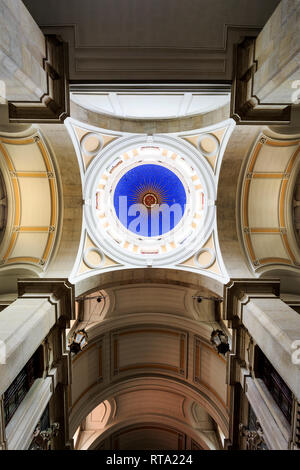 Blick auf die Kuppel über der Vierung des 18. Jahrhunderts barocke Pfarrkirche des Hl. Joseph, in Lissabon, Portugal Stockfoto