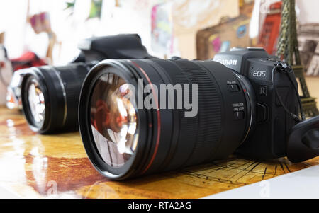 Bangkok, Thailand - 28. Februar 2019: Bild von Canon EOS RP spiegellosen Digitalkamera mit Kit Objektiv Canon EF 24 mm f/4L IS USM Objektiv. Der neue Canon Stockfoto