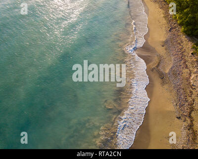 Antenne Drone Shot zeigt die Kurve auf der Golden Sand Beach Breaks Stockfoto