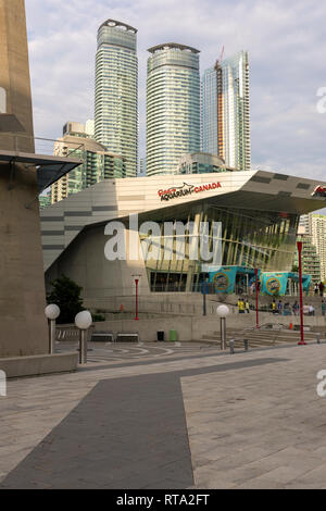 TORONTO, ONTARIO, Kanada - 25. JUNI 2018: Ripley s Aquarium ist eine beliebte Attraktion für alle Altersgruppen und die Exponate mehr als 20.000 exotische halten s Stockfoto