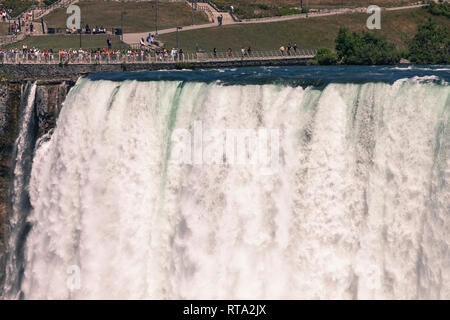 NIAGARA FALLS, ONTARIO, Kanada - 25. JUNI 2018: Horseshoe Wasserfall im Sommer, mit Blick auf die amerikanische Seite mit Menschen bewundern, Wunder der Natur Stockfoto