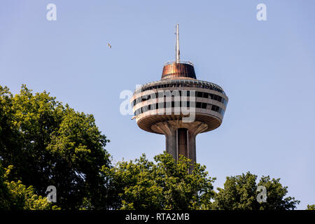 NIAGARA FALLS, ONTARIO, Kanada - 25. JUNI 2018: Skylon Tower durch die Äste der Bäume gesehen Stockfoto