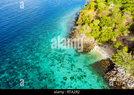 Ansicht von oben, aus der Vogelperspektive einen wunderschönen tropischen Strand durch eine transparente und das türkisfarbene Meer gebadet. Phi Phi Island, Thailand. Stockfoto