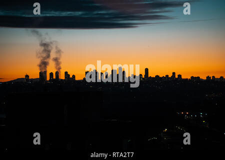 Sonnenuntergang über der Stadt Stockfoto