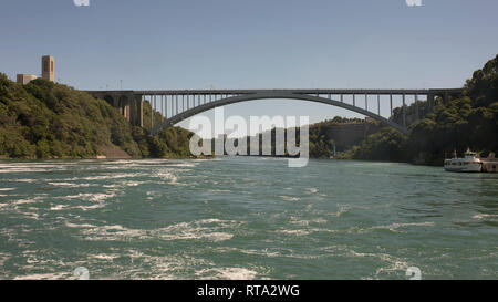 Rainbow International Brücke ist eine Bogenbrücke am Niagara Falls Kanada verbinden mit USA über Niagara River Stockfoto