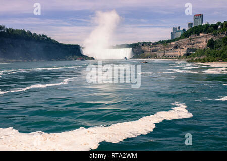 Niagara Falls ist die Sammelbezeichnung für die drei Wasserfälle, die die internationale Grenze zwischen der kanadischen Provinz Ontario sowie das in uns dar Stockfoto