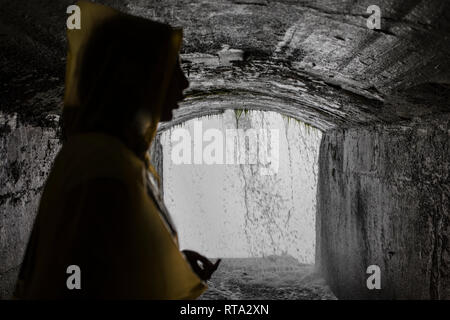 Blick auf den Niagara streams aus der Höhle der Reise hinter die Wasserfälle erleben Stockfoto